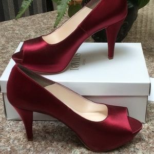 New DAVID’S wine Satin platform peep toe size 11